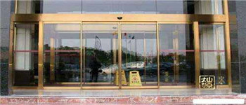 孕婦伸腳絆倒4歲男童,罪魁禍?zhǔn)资情T(mén)簾 淺談南寧餐飲會(huì)所裝修 門(mén)的選擇