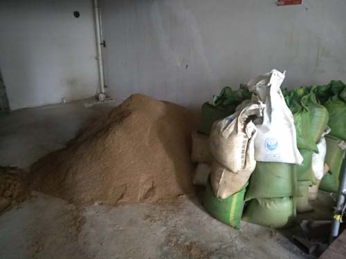 沙子已進(jìn)場(chǎng)，水泥和輕質(zhì)磚等下進(jìn)場(chǎng)