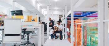 現(xiàn)代簡(jiǎn)約辦公室裝修設(shè)計(jì)典范  集現(xiàn)代、簡(jiǎn)約和科技感為一體