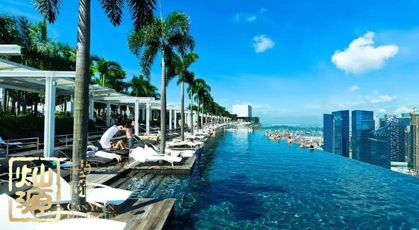 全球首個無邊泳池即將開建 屋頂泳池或?qū)⒊蔀槁玫晷聦? /><br />
</b> 
</p>
<p style=