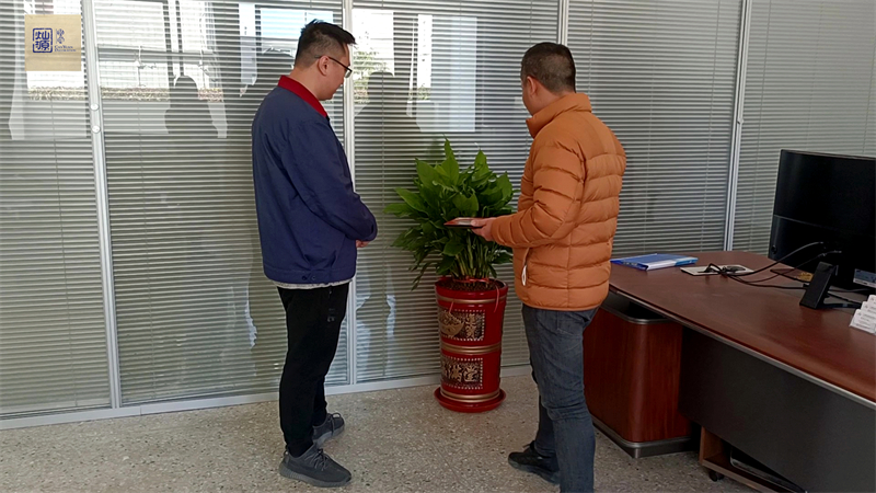 南星科技辦公室裝修現(xiàn)場(chǎng)指導(dǎo)綠植擺放